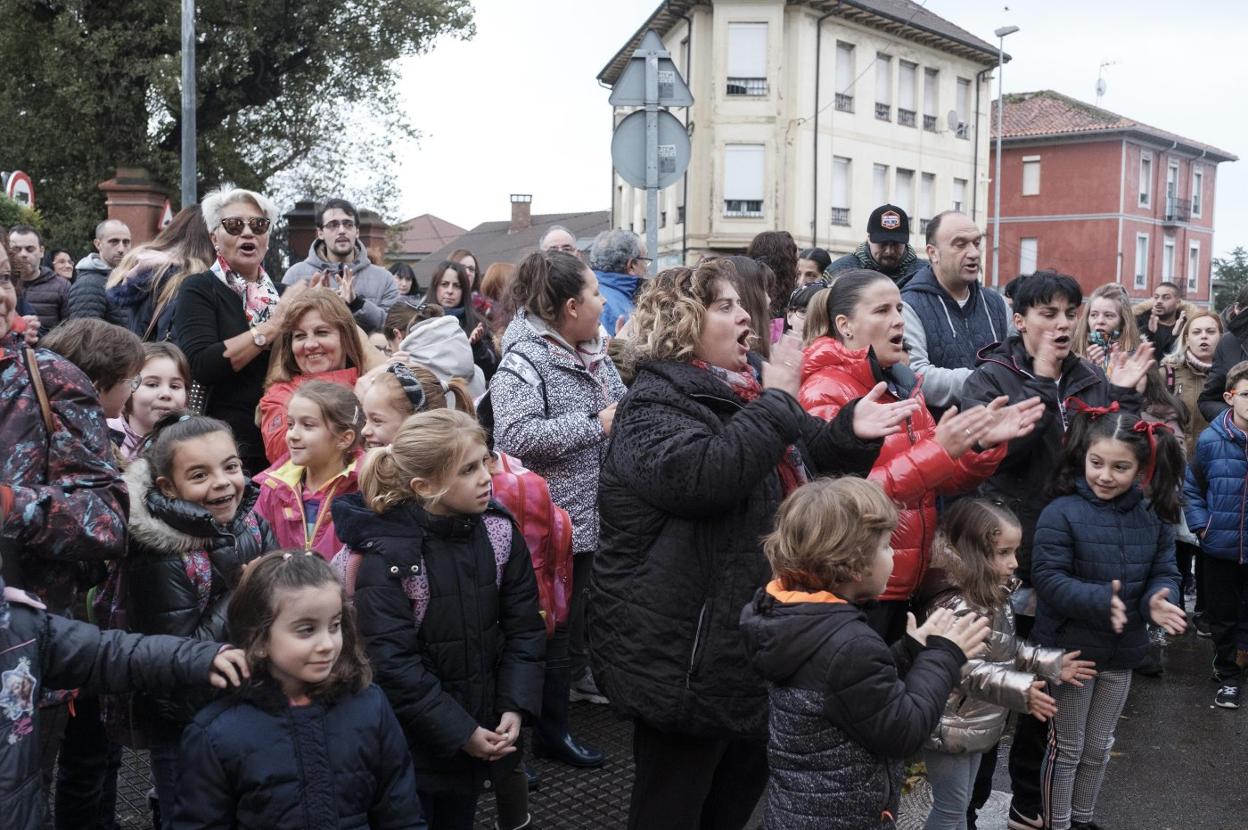 Medio centenar de padres y madres se concentraron a las puertas del centro para protestar por las malas condiciones del colegio público de Jove. 