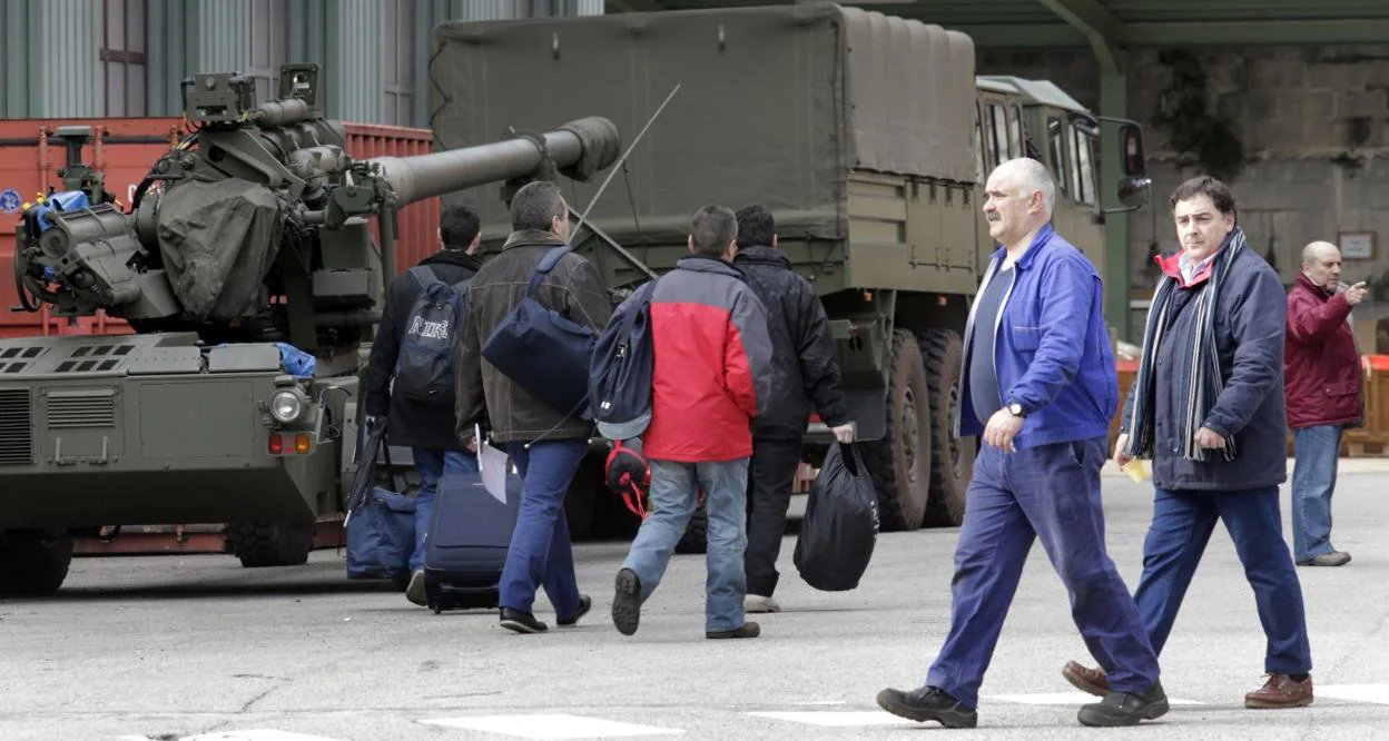 La Fábrica de Armas de Trubia, propiedad de la americana General Dynamics, recibió ayer una visita de empresarios americanos para fabricar cañones de gran calibre. 