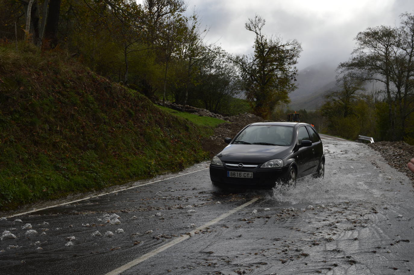 Las intensas lluvias han provocado argayos en Cangas de Onís, Cirieño, Poncebos y en Degaña. Además, se han desbordado los ríos Nalón y Trubia. 