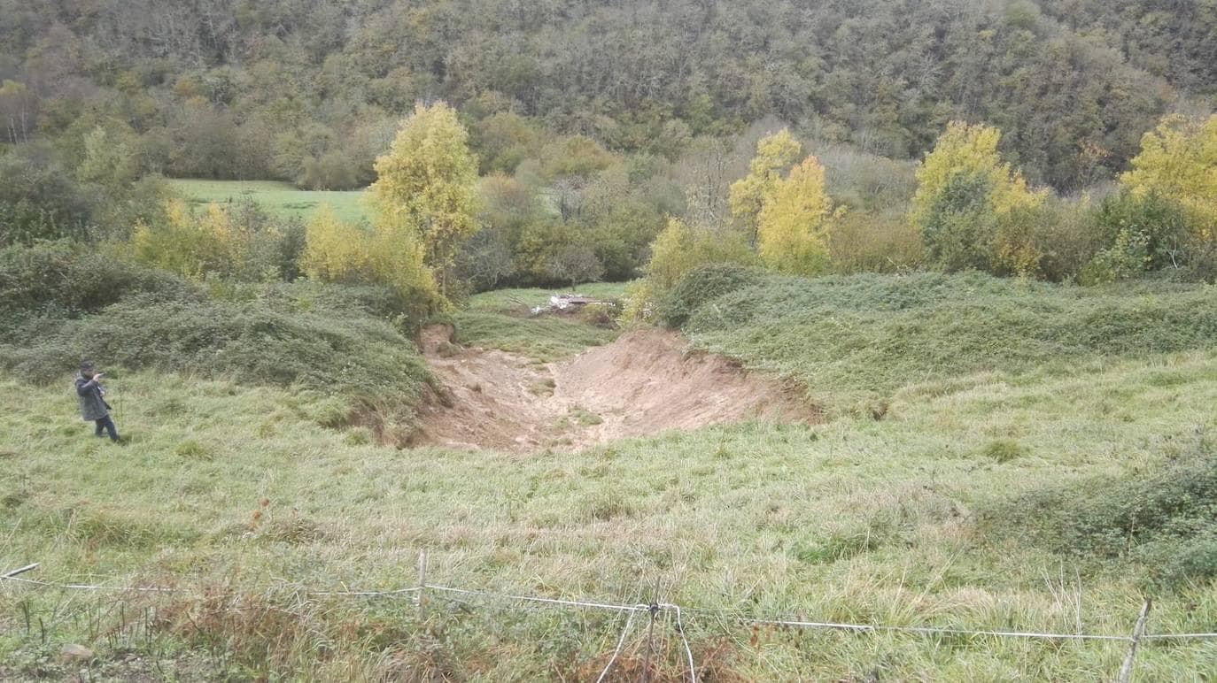 Las intensas lluvias han provocado argayos en Cangas de Onís, Cirieño, Poncebos y en Degaña. Además, se han desbordado los ríos Nalón y Trubia. 