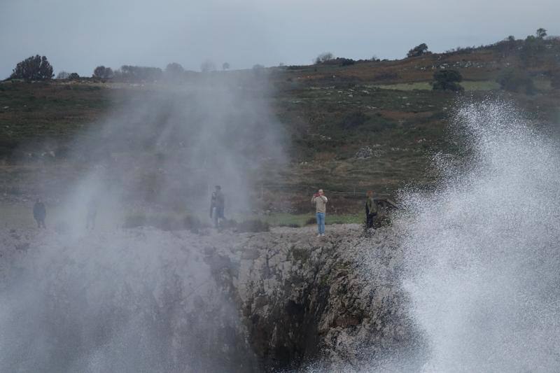 Las intensas lluvias han provocado argayos en Cangas de Onís, Cirieño, Poncebos y en Degaña. Además, se han desbordado los ríos Nalón y Trubia. 