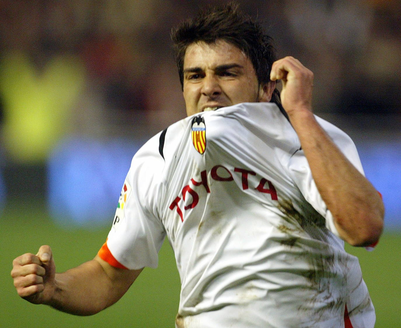 David Villa celebra el gol conseguido ante el Deportivo de La Coruña en el partido de vuelta de los cuartos de final de la Copa del Rey disputado en Valencia (2006)