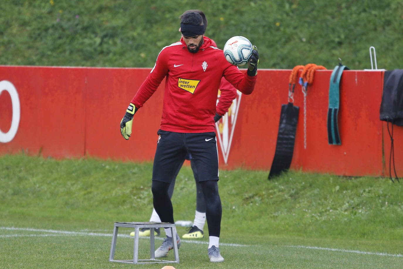 Los jugadores rojiblancos han entrenado este miércoles con la mirada puesta en el derbi asturiano, que se disputará el próximo domingo. 