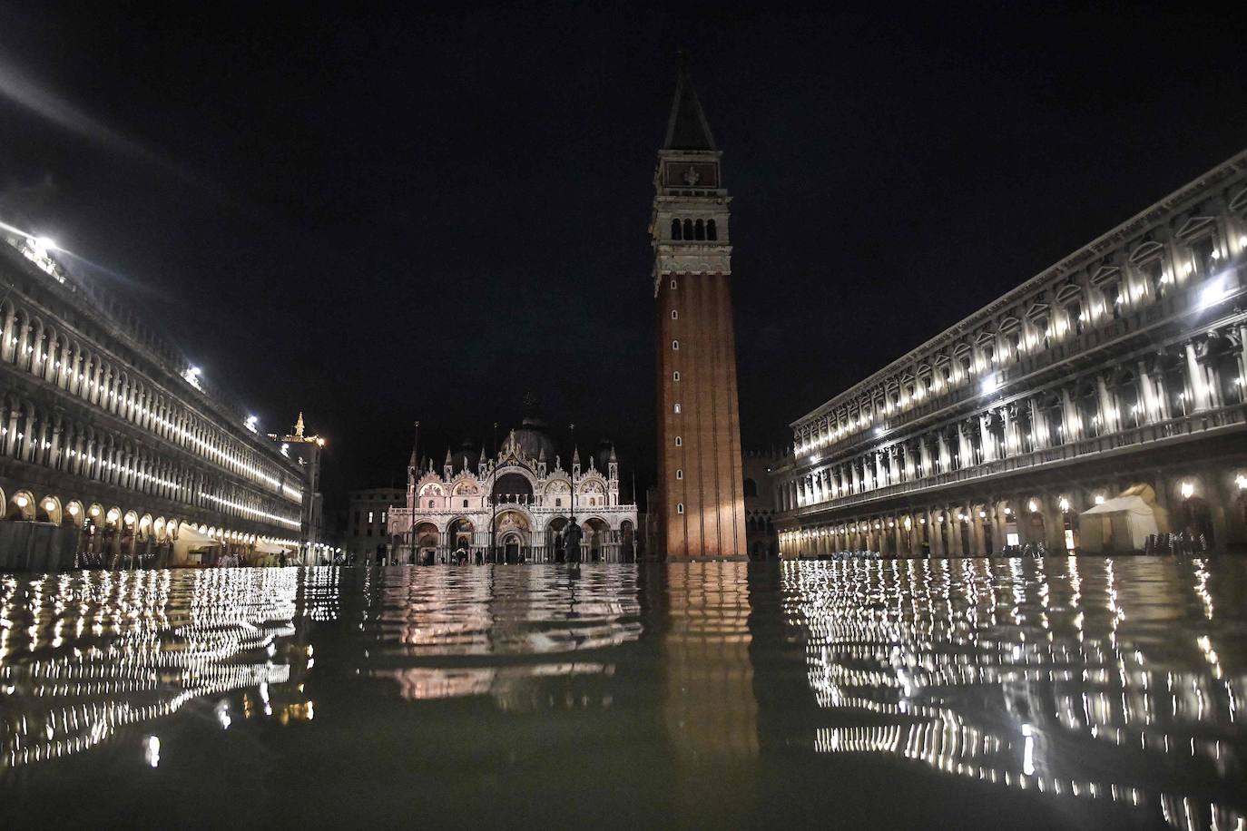 El temporal que azota Italia deja dos muertos, apagones y daños materiales incalculables en la Ciudad de los Canales, donde el 'agua alta' alcanzó anoche los 187 centímetros