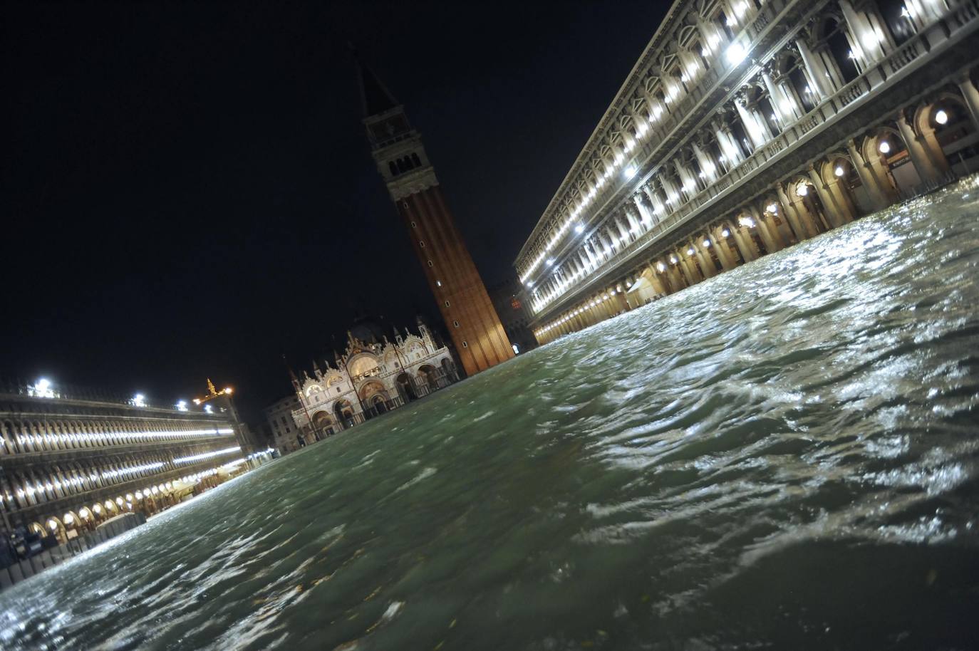 El temporal que azota Italia deja dos muertos, apagones y daños materiales incalculables en la Ciudad de los Canales, donde el 'agua alta' alcanzó anoche los 187 centímetros