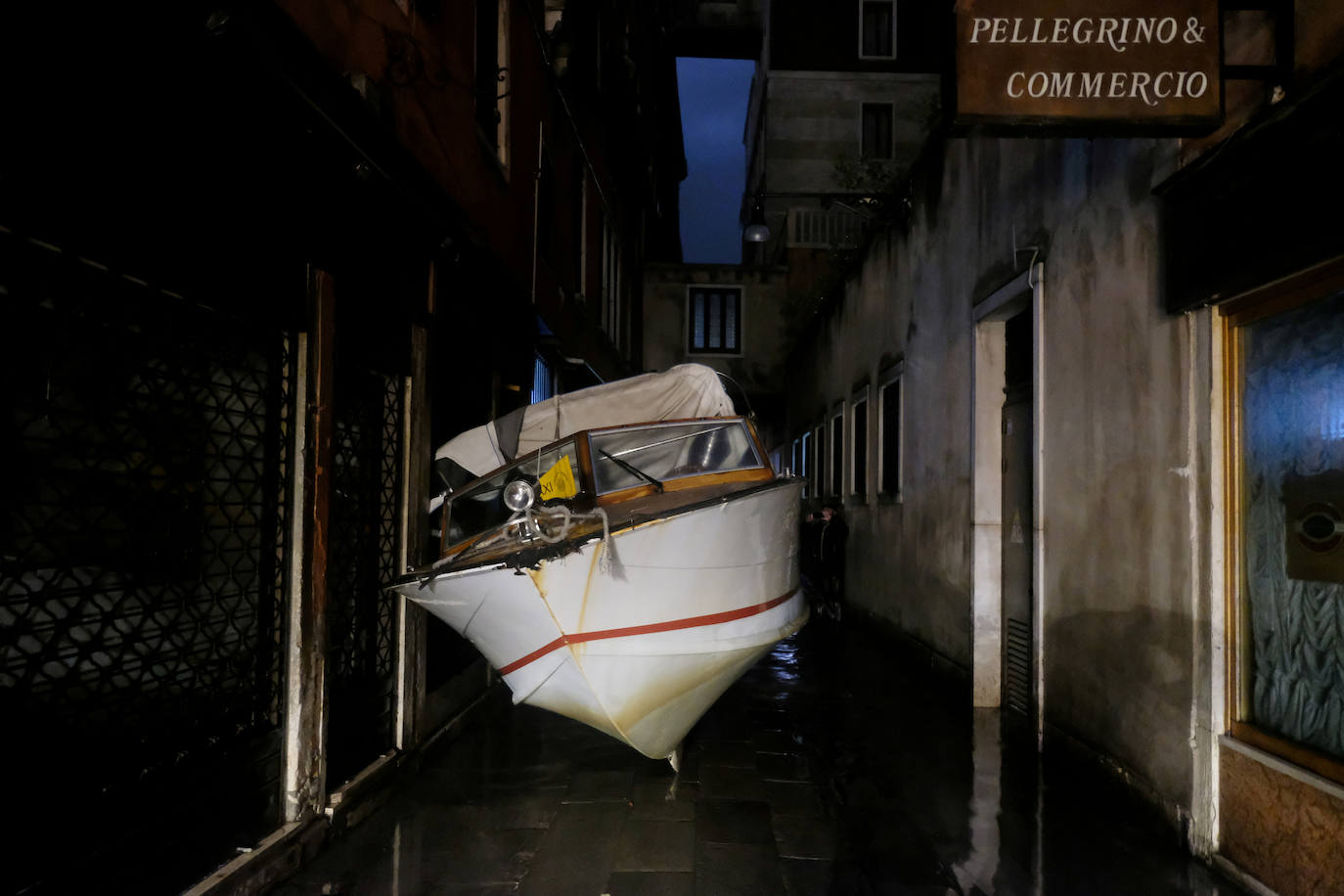 El temporal que azota Italia deja dos muertos, apagones y daños materiales incalculables en la Ciudad de los Canales, donde el 'agua alta' alcanzó anoche los 187 centímetros