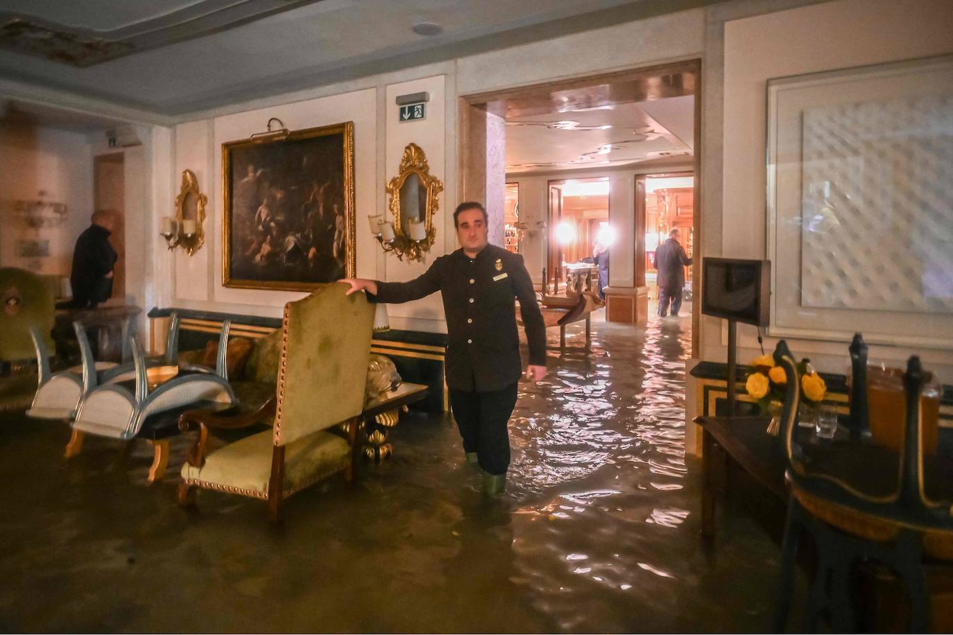 El temporal que azota Italia deja dos muertos, apagones y daños materiales incalculables en la Ciudad de los Canales, donde el 'agua alta' alcanzó anoche los 187 centímetros