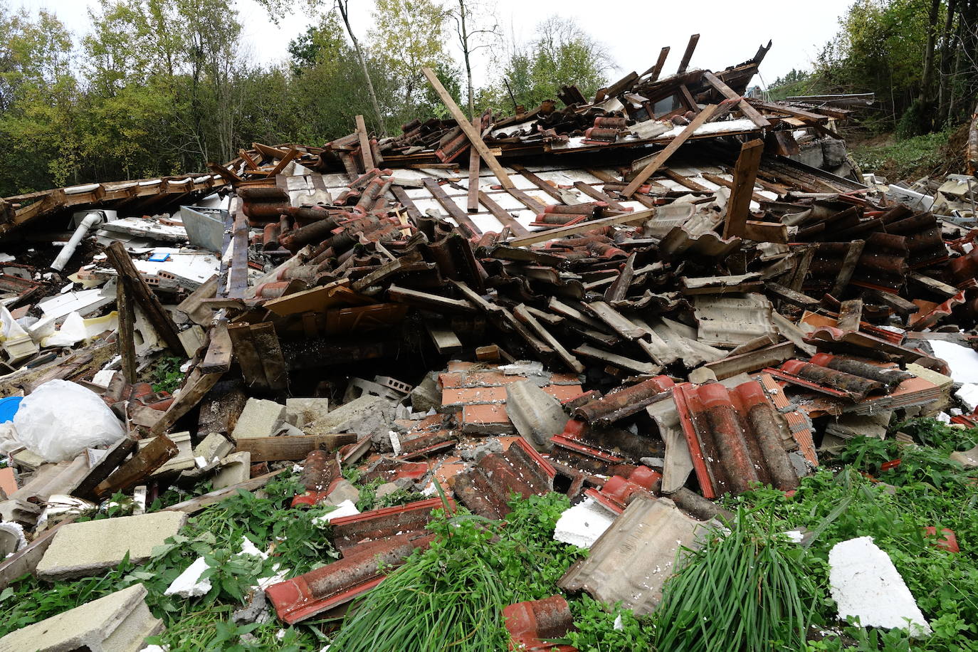 Un argayu ha sepultado una casa habitada en la localidad de Cirieño, en Amieva. Por fortuna, su inquilina, una mujer de 72 años, no se encontraba en la vivienda.