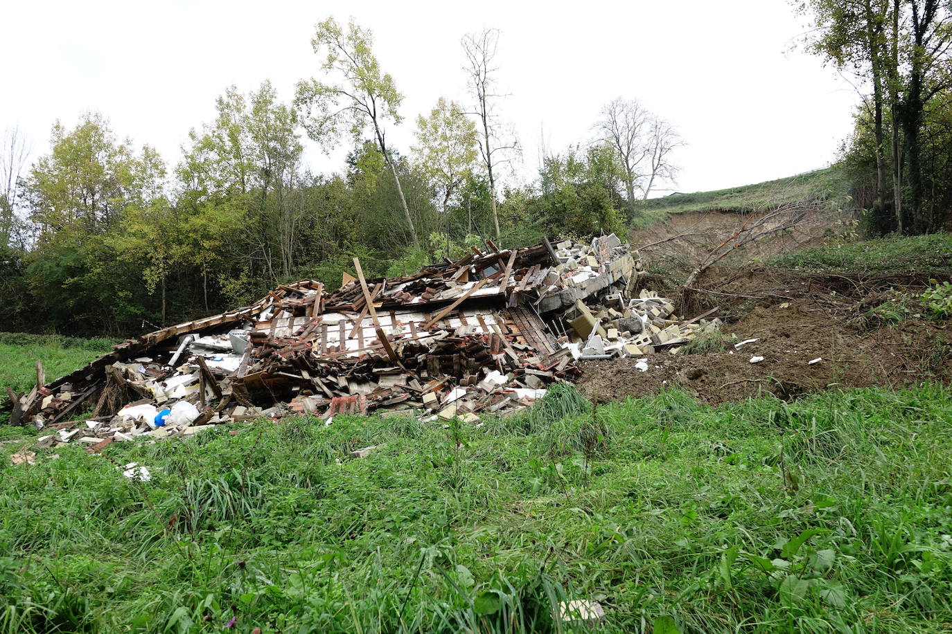 Un argayu ha sepultado una casa habitada en la localidad de Cirieño, en Amieva. Por fortuna, su inquilina, una mujer de 72 años, no se encontraba en la vivienda.