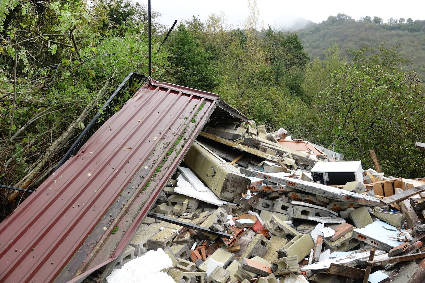 Un argayu ha sepultado una casa habitada en la localidad de Cirieño, en Amieva. Por fortuna, su inquilina, una mujer de 72 años, no se encontraba en la vivienda.