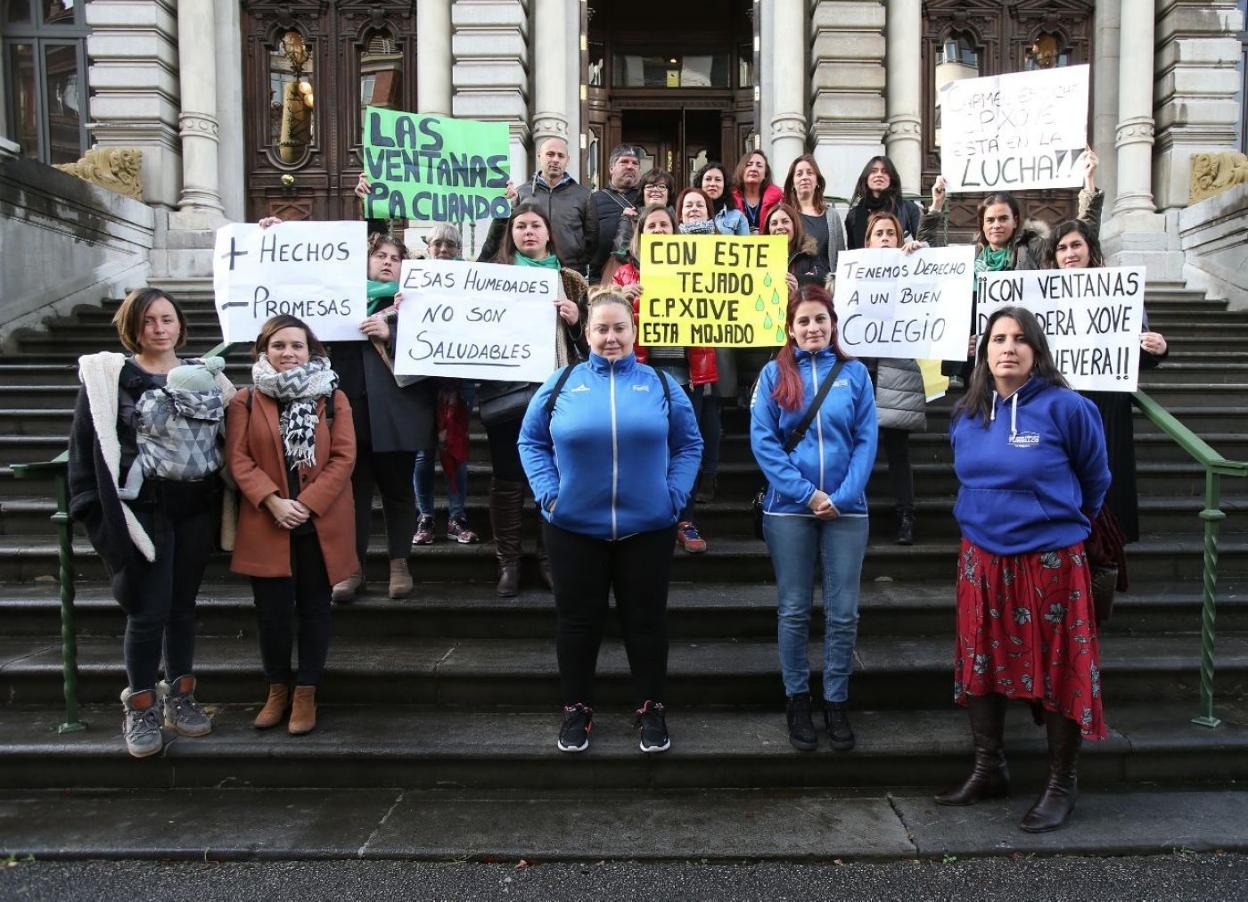 Las familias del centro, con pancartas, con las de Turiellos, Celestino Montoto y el centro de 0 a 3 de Luanco protestan ante la Junta General del Principado.