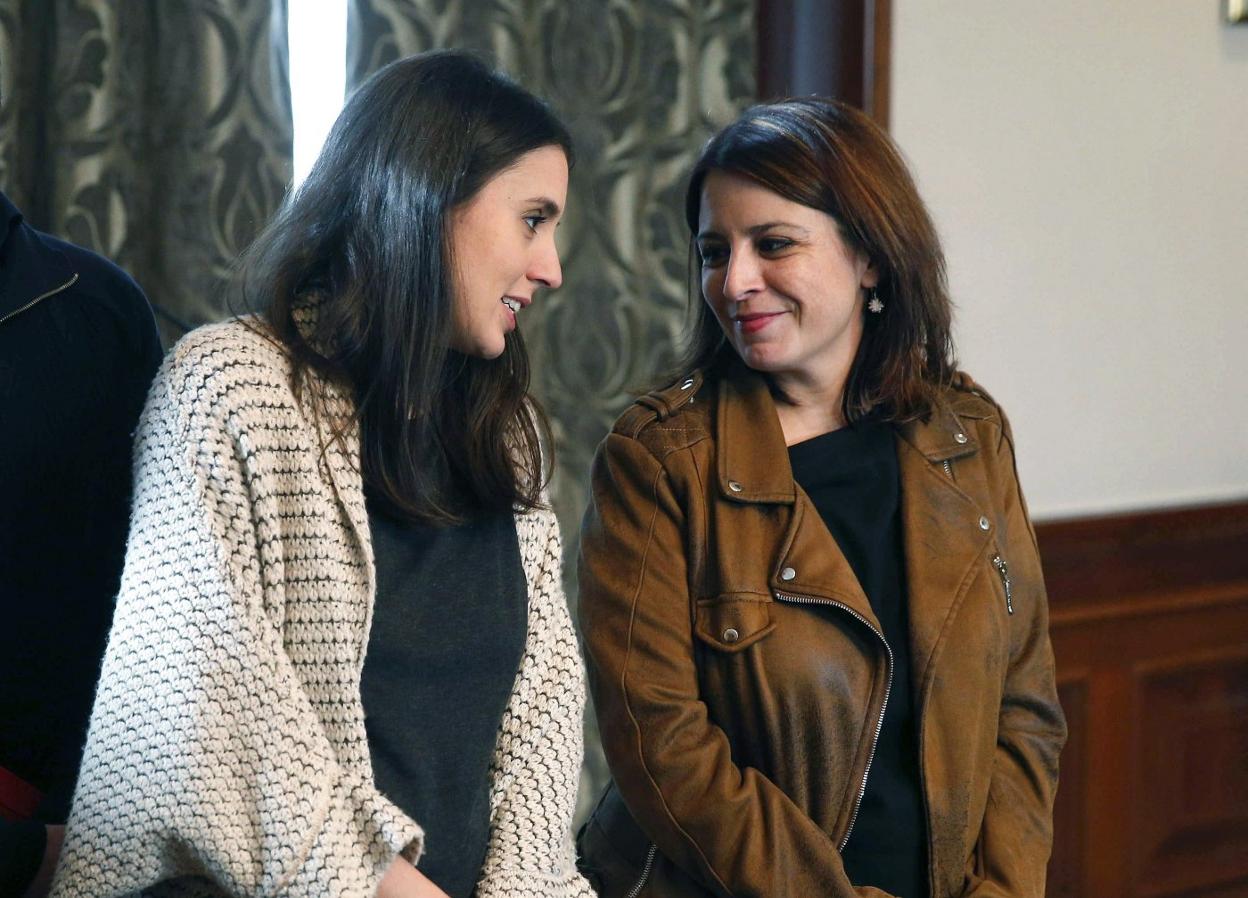 Irene Montero y Adriana Lastra conversan, sonrientes, durante la firma del acuerdo que tuvo lugar ayer en el Congreso. 