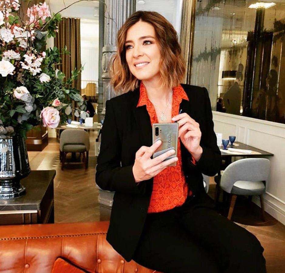 Sandra Barneda ha sido otra de las famosas que se han apuntado a lucirlo, pero en una versión con más volumen y ligeramente capeada.