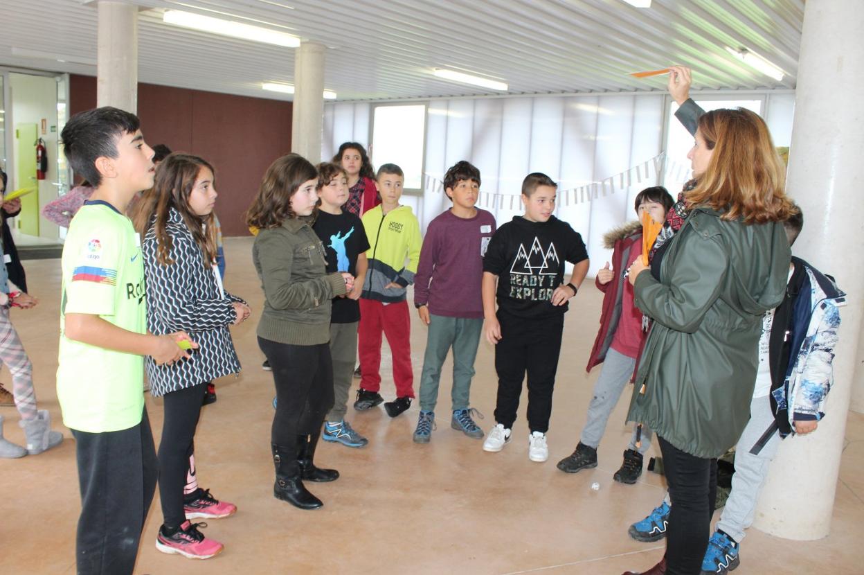 Alumnos del colegio de Quintes participan en una dinámica sobre los roles domésticos en los talleres de 'Futuro en Femenino'