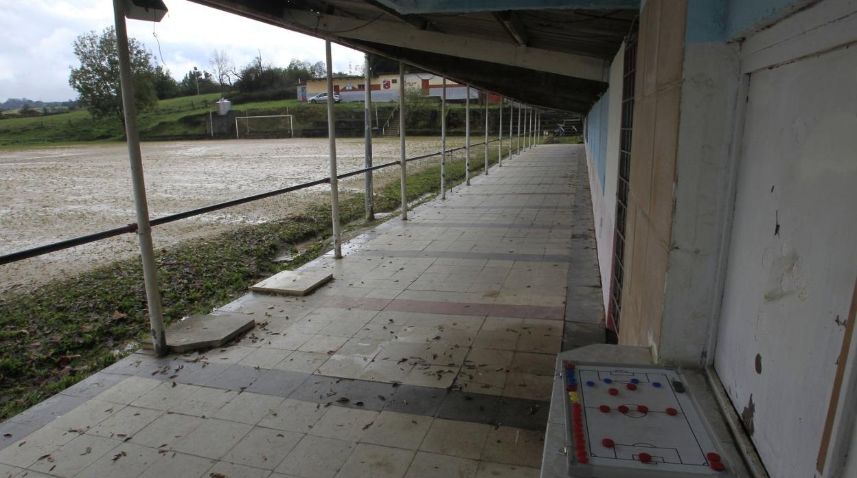 La zona de los vestuarios ubicadas en el campo de fútbol del Grisú Club de Fútbol en Cerdeño. 