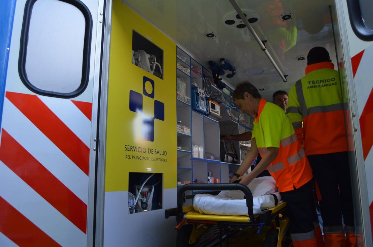 Tres técnicos, en el interior de la UVI Móvil del Hospital de Jarrio 