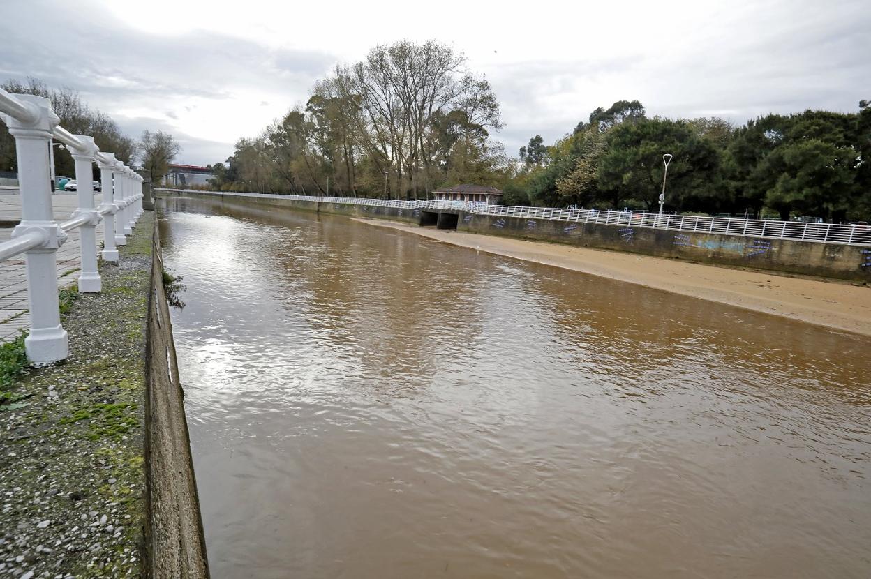 Aspecto que presentaba el agua del río Piles en su desembocadura tras una noche de lluvias la pasada semana. 