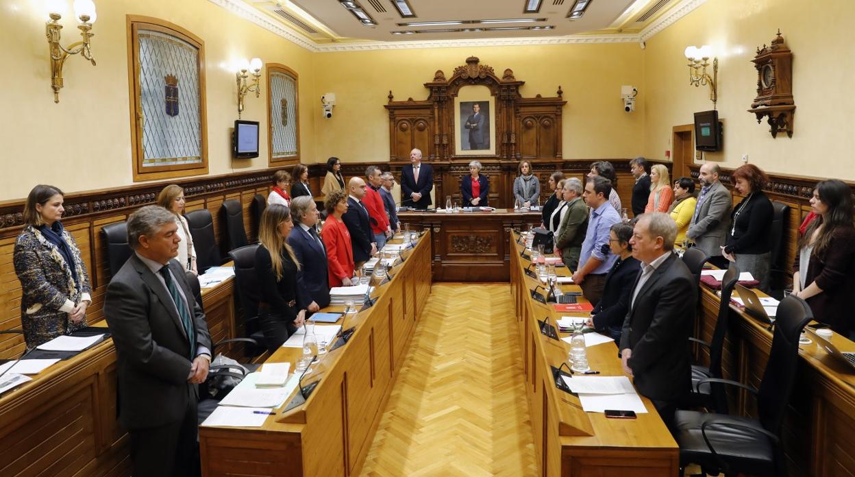 Los concejales guardan un minuto de silencio por el reciente fallecimiento de Margarita Salas, Hija Adoptiva de la Villa. 