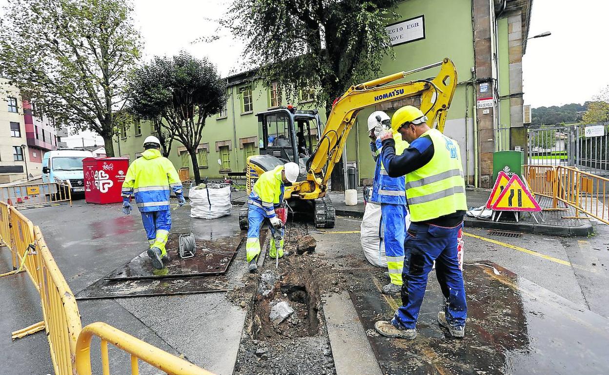 Operarios inicaron ayer las obras ante el colegio público de Jove para ampliar el colector tras sufrir varias inundaciones. 