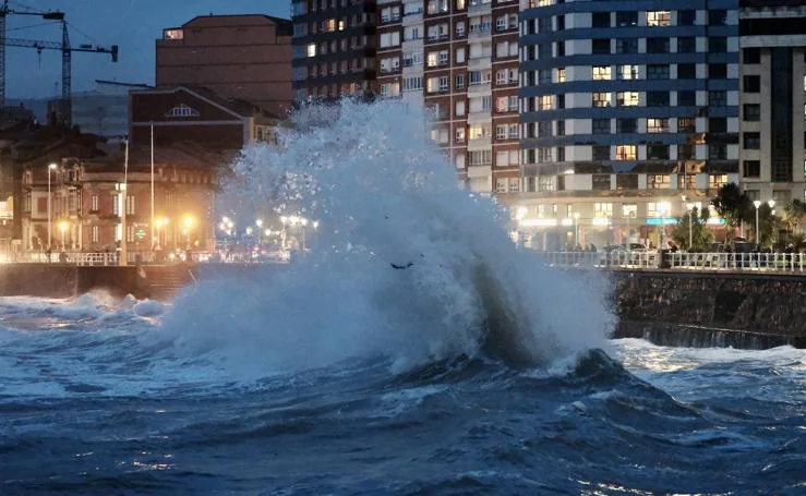 El temporal deja olas de hasta ocho metros en Gijón