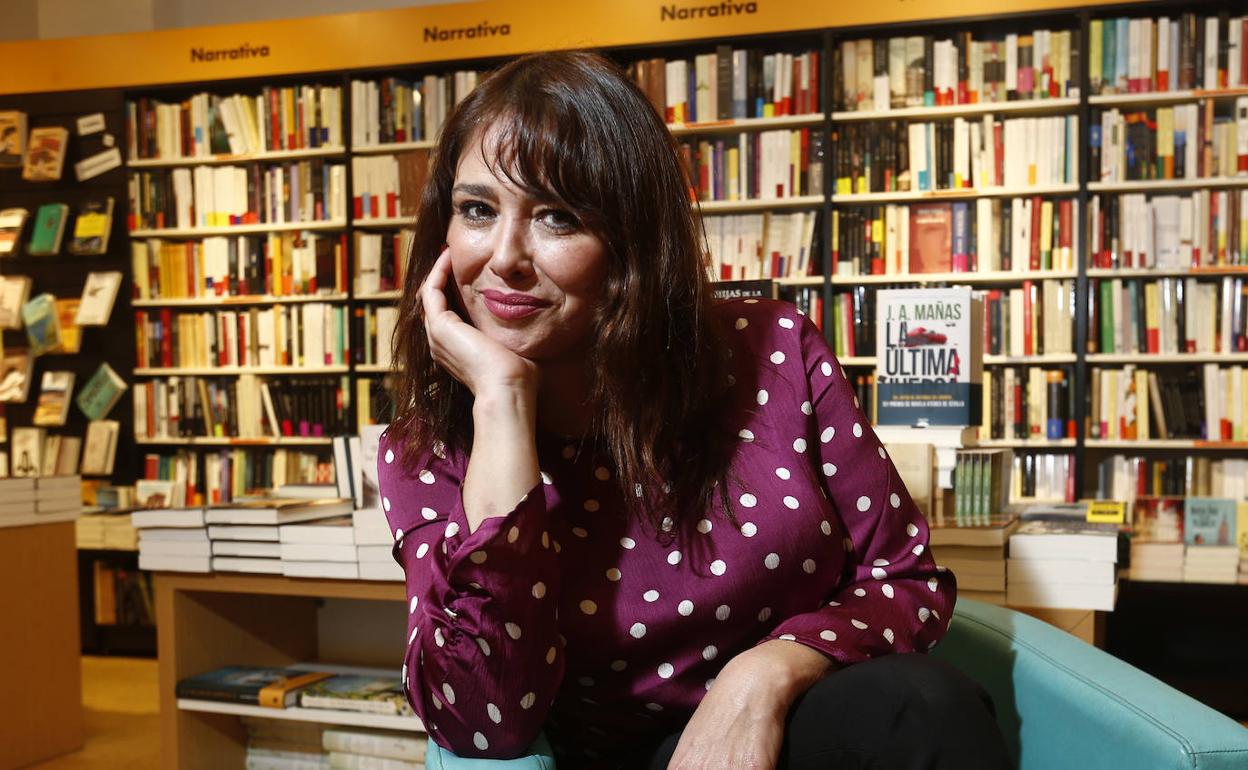 Minerva Piquero, ayer, en la ovetense Librería Cervantes, donde presentó 'Nacida libre'.