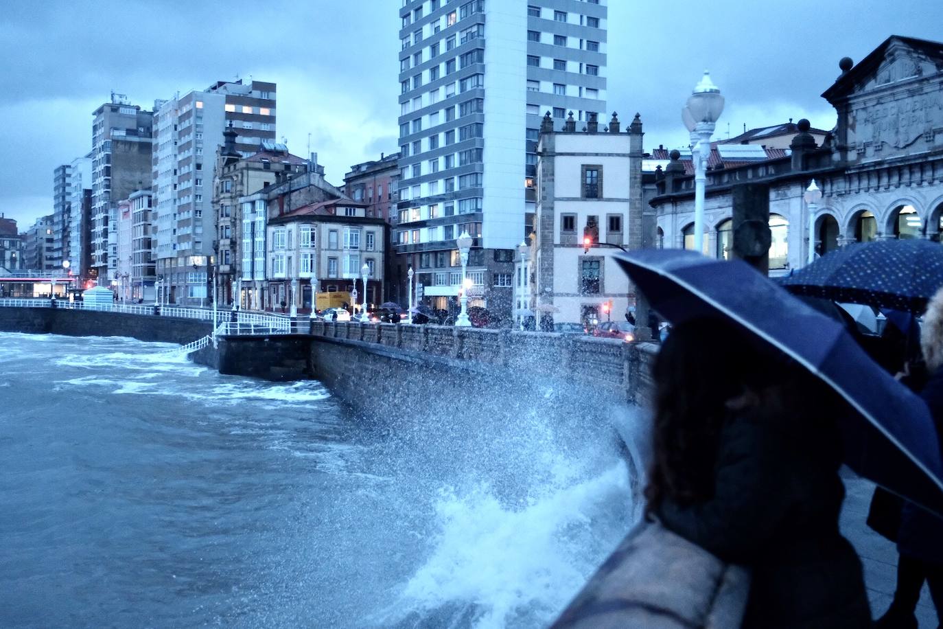 La boya del puerto de Gijón ha registrado este jueves olas de más de ocho metros de altura, coincidiendo con un episodio de alerta naranja por viento y oleaje en toda la costa asturiana. Muchos no han dudado en acercarse al Muro en la pleamar de la tarde para inmortalizar el espectacular oleaje.