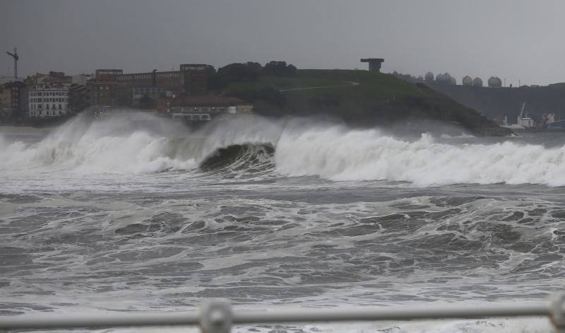 La boya del puerto de Gijón ha registrado este jueves olas de más de ocho metros de altura, coincidiendo con un episodio de alerta naranja por viento y oleaje en toda la costa asturiana. Muchos no han dudado en acercarse al Muro en la pleamar de la tarde para inmortalizar el espectacular oleaje.