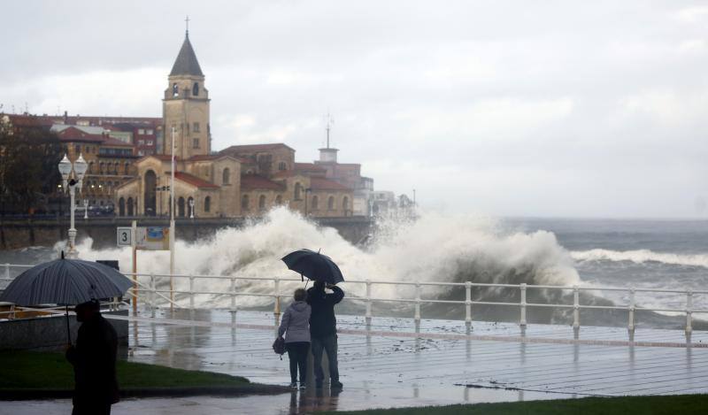 La boya del puerto de Gijón ha registrado este jueves olas de más de ocho metros de altura, coincidiendo con un episodio de alerta naranja por viento y oleaje en toda la costa asturiana. Muchos no han dudado en acercarse al Muro en la pleamar de la tarde para inmortalizar el espectacular oleaje.