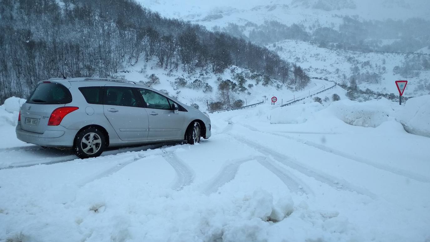 Puertos de montaña y carreteras de la región exigen cadenas para circular y en la autopista del Huerna exigen máxima precaución.