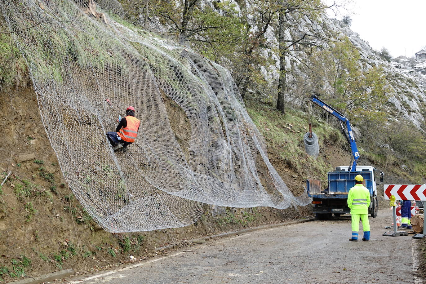 Puertos de montaña y carreteras de la región exigen cadenas para circular y en la autopista del Huerna exigen máxima precaución.