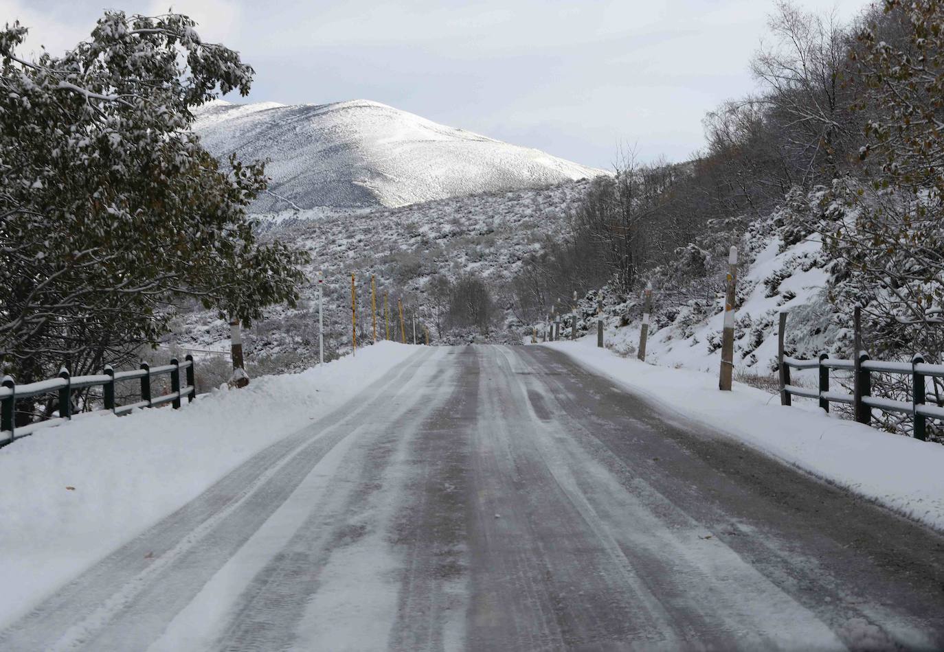 Puertos de montaña y carreteras de la región exigen cadenas para circular y en la autopista del Huerna exigen máxima precaución.