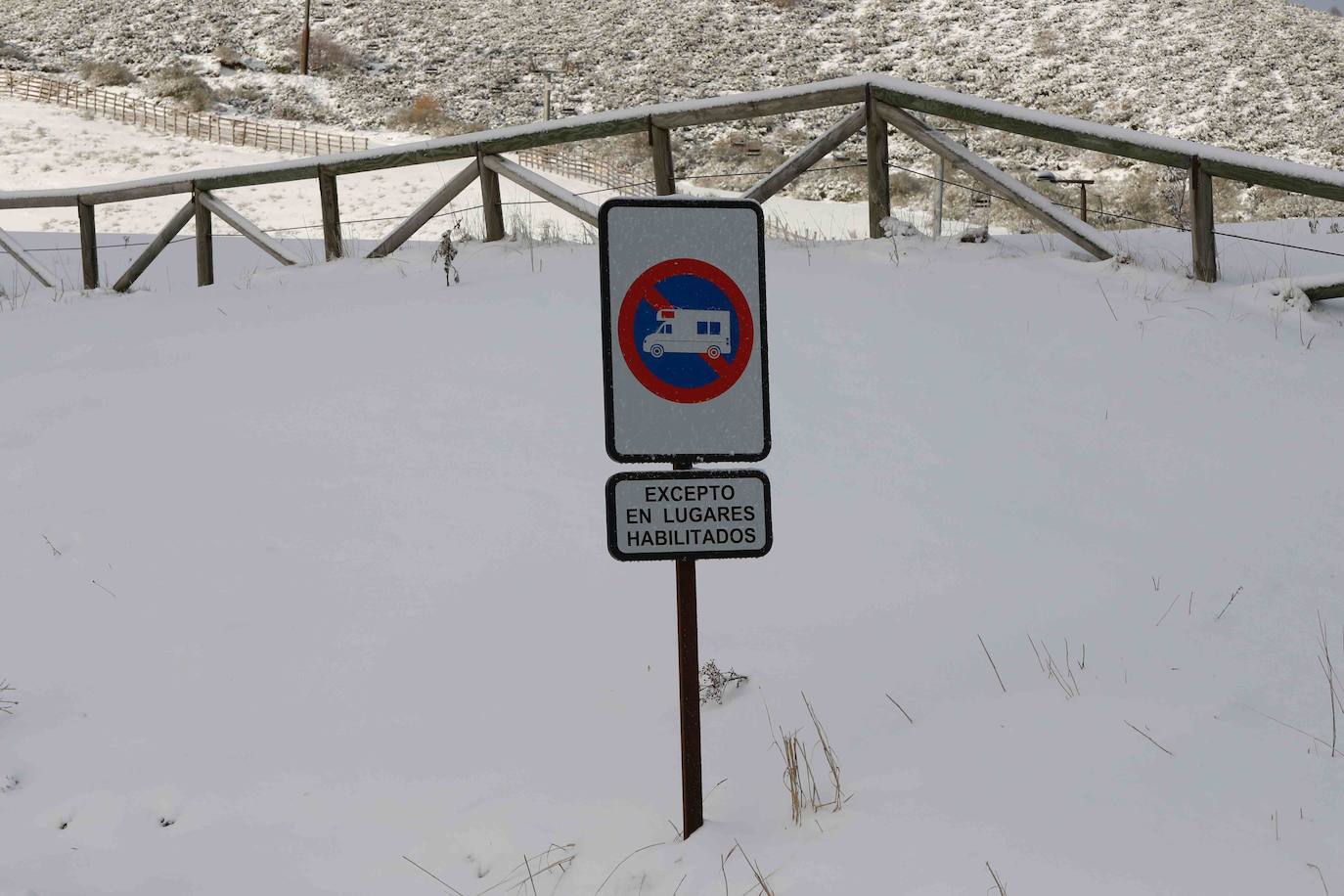 Puertos de montaña y carreteras de la región exigen cadenas para circular y en la autopista del Huerna exigen máxima precaución.