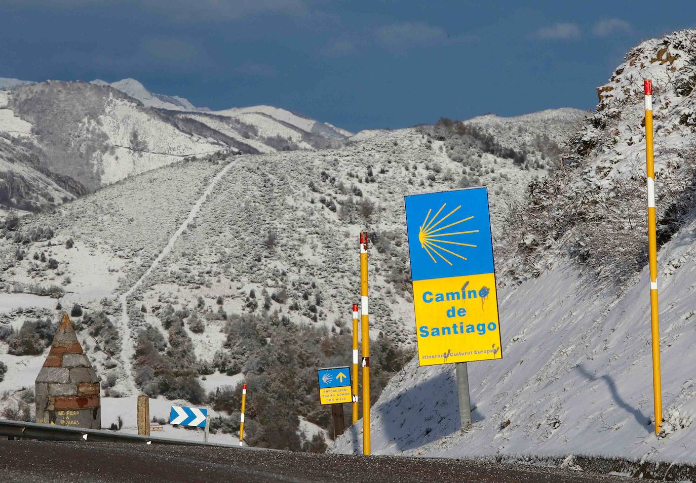 Puertos de montaña y carreteras de la región exigen cadenas para circular y en la autopista del Huerna exigen máxima precaución.