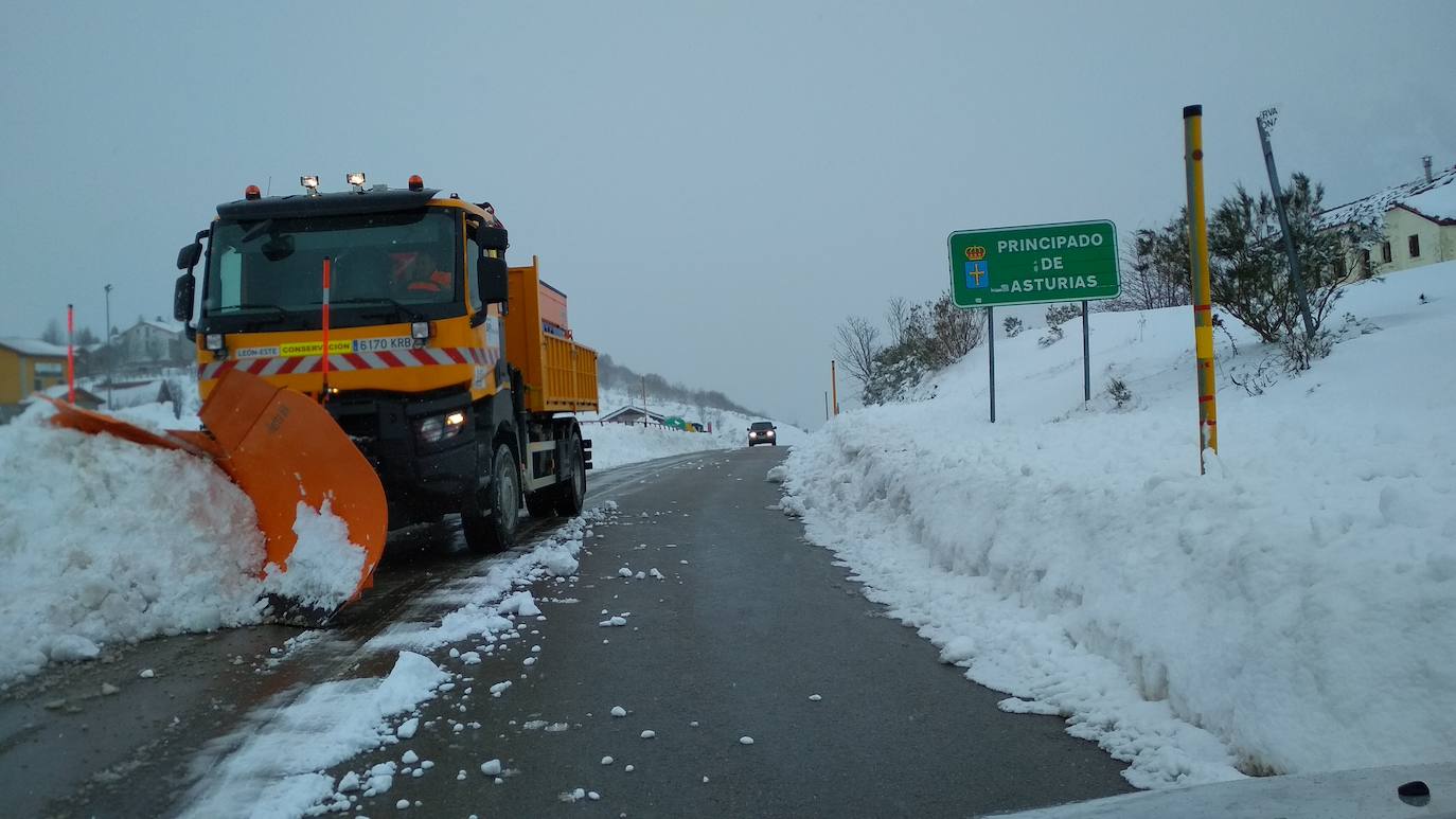 Puertos de montaña y carreteras de la región exigen cadenas para circular y en la autopista del Huerna exigen máxima precaución.