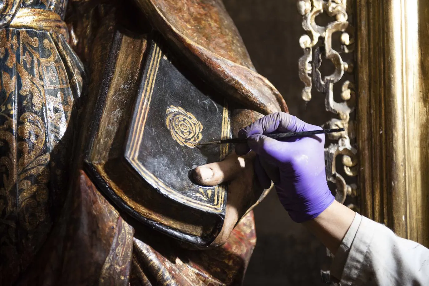 Los restauradores de los retablos de la Girola de la Catedral de Oviedo prevén finalizar los trabajos a lo largo de la próxima primavera. 