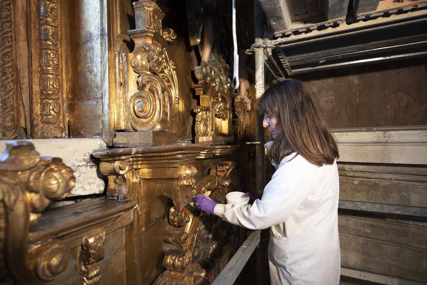 Los restauradores de los retablos de la Girola de la Catedral de Oviedo prevén finalizar los trabajos a lo largo de la próxima primavera. 