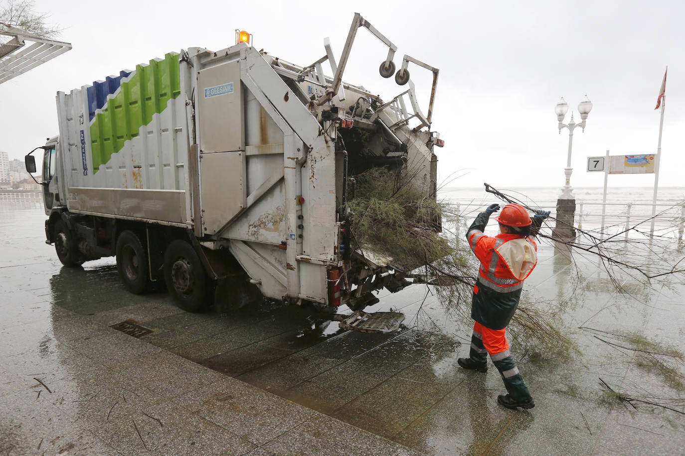 Fotos: Los destrozos que deja el temporal en Gijón