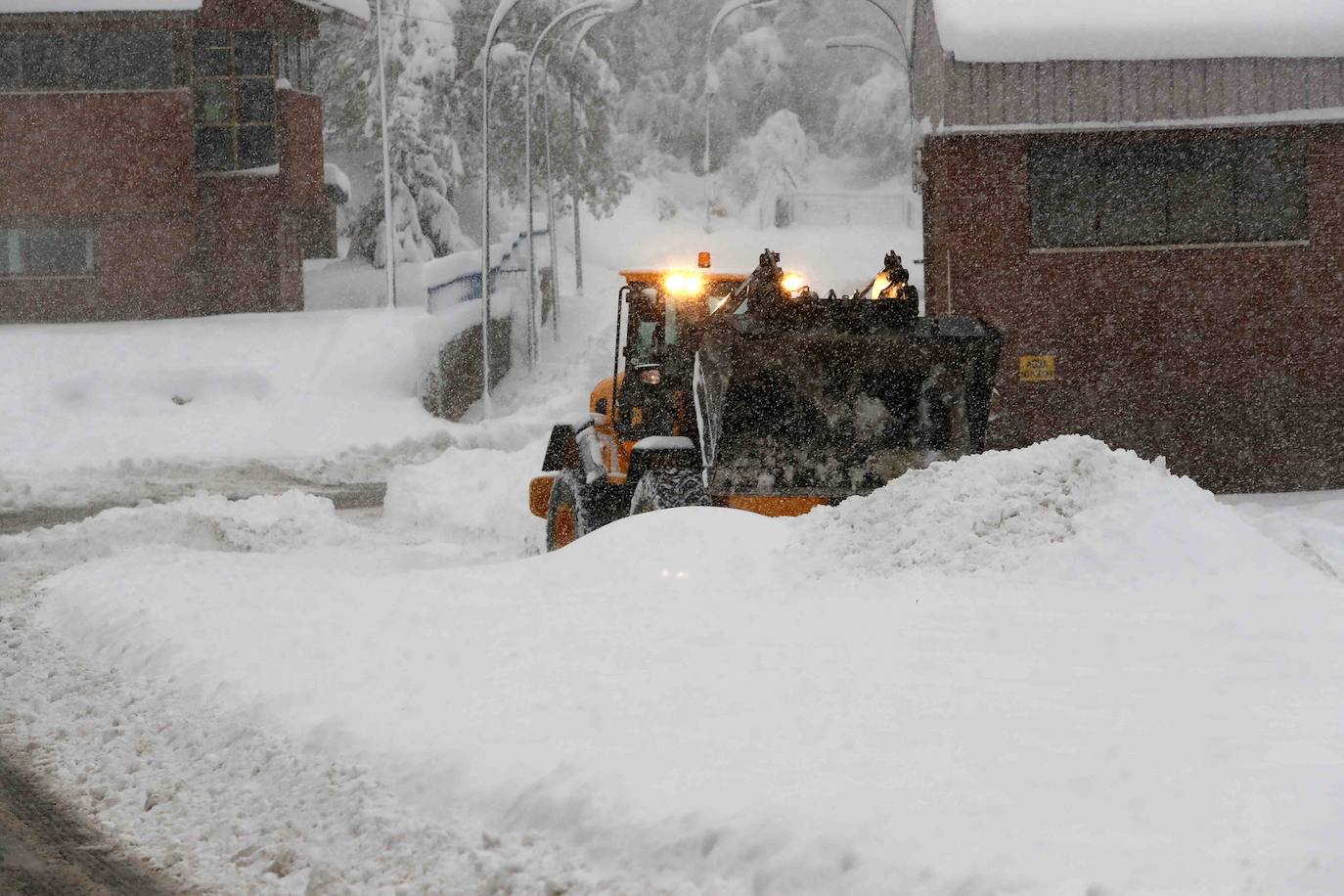 Las intensas nevadas obligaron a cerrar el tráfico en la principal vía de comunicación entre Asturias y la meseta, por lo que muchos camioneros, sin opción tampoco a conducir por Pajares, se quedaron tirados.