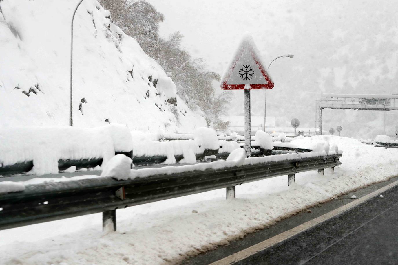 Las intensas nevadas obligaron a cerrar el tráfico en la principal vía de comunicación entre Asturias y la meseta, por lo que muchos camioneros, sin opción tampoco a conducir por Pajares, se quedaron tirados.