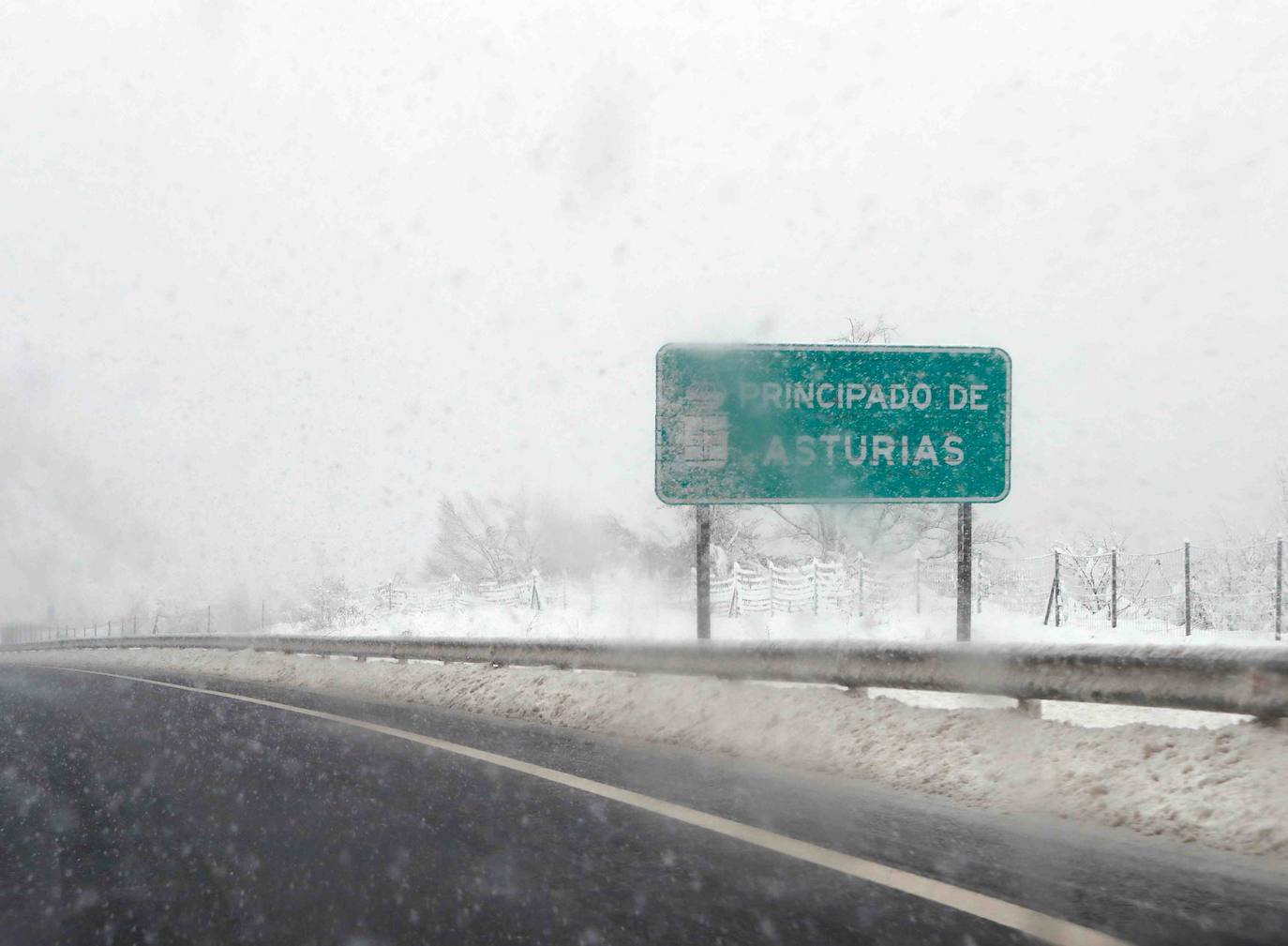 Las intensas nevadas obligaron a cerrar el tráfico en la principal vía de comunicación entre Asturias y la meseta, por lo que muchos camioneros, sin opción tampoco a conducir por Pajares, se quedaron tirados.