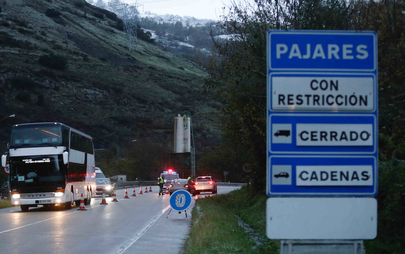 Las intensas nevadas obligaron a cerrar el tráfico en la principal vía de comunicación entre Asturias y la meseta, por lo que muchos camioneros, sin opción tampoco a conducir por Pajares, se quedaron tirados.