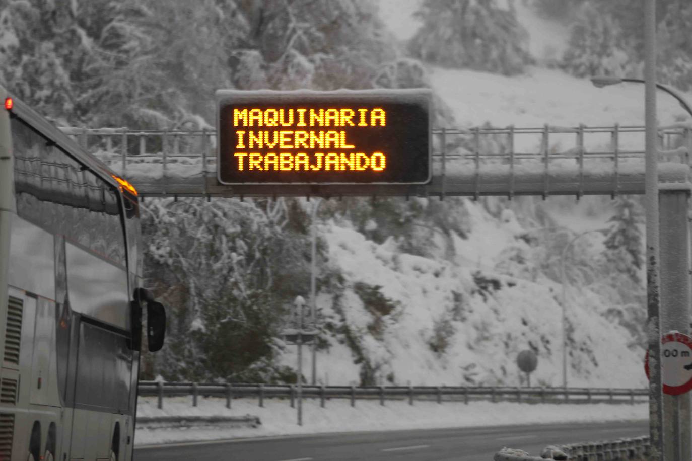 Las intensas nevadas obligaron a cerrar el tráfico en la principal vía de comunicación entre Asturias y la meseta, por lo que muchos camioneros, sin opción tampoco a conducir por Pajares, se quedaron tirados.