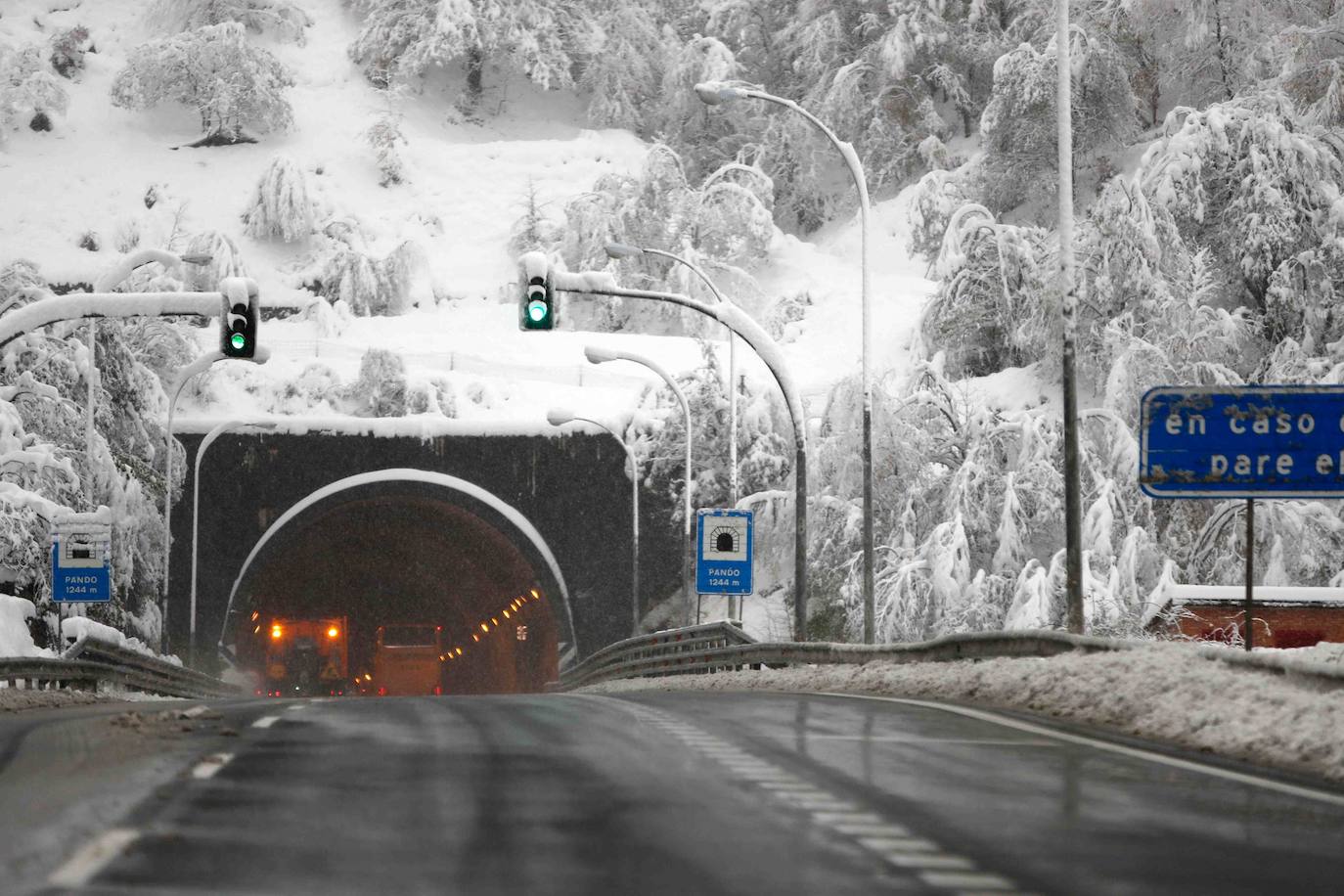 Las intensas nevadas obligaron a cerrar el tráfico en la principal vía de comunicación entre Asturias y la meseta, por lo que muchos camioneros, sin opción tampoco a conducir por Pajares, se quedaron tirados.