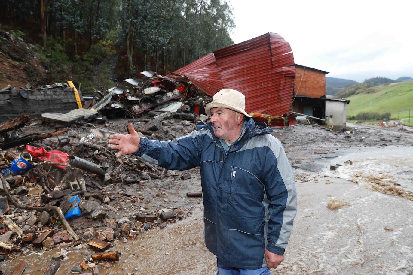 Las fuertes lluvias registradas en las últimas horas en Asturias han provocado dos desprendimientos de tierra en Villazón (Salas), uno de los cuales ha afectado a parte de una vivienda sin causar heridos, y el otro ha destrozado una nave y provocado la muerte de varios animales