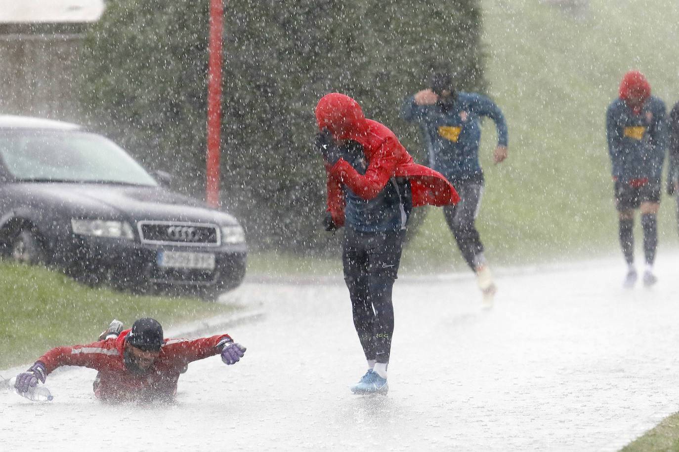 Los rojiblancos tuvieron que retirarse del entrenamiento por las fuertes lluvias. 