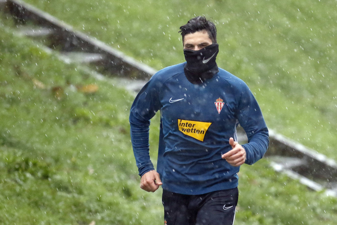 Los rojiblancos tuvieron que retirarse del entrenamiento por las fuertes lluvias. 