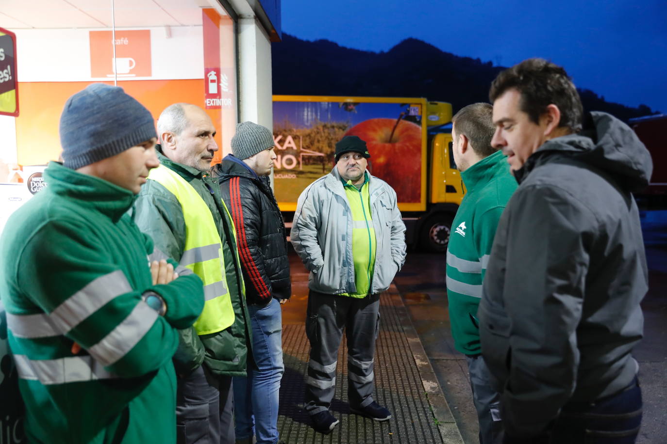 Las intensas nevadas obligaron a cerrar el tráfico en la principal vía de comunicación entre Asturias y la meseta, por lo que muchos camioneros, sin opción tampoco a conducir por Pajares, se quedaron tirados.