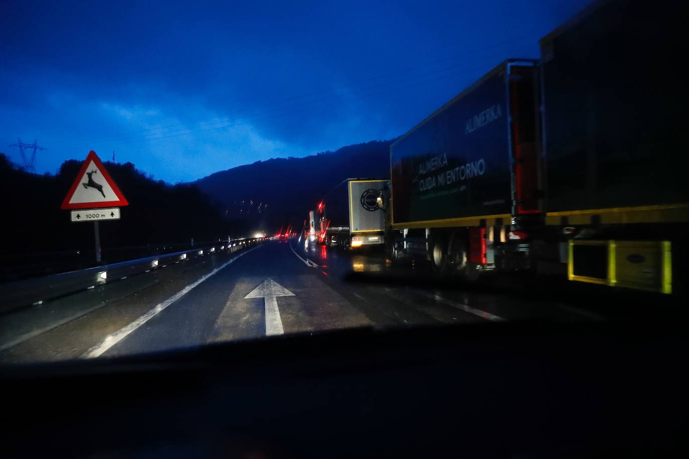 Las intensas nevadas obligaron a cerrar el tráfico en la principal vía de comunicación entre Asturias y la meseta, por lo que muchos camioneros, sin opción tampoco a conducir por Pajares, se quedaron tirados.