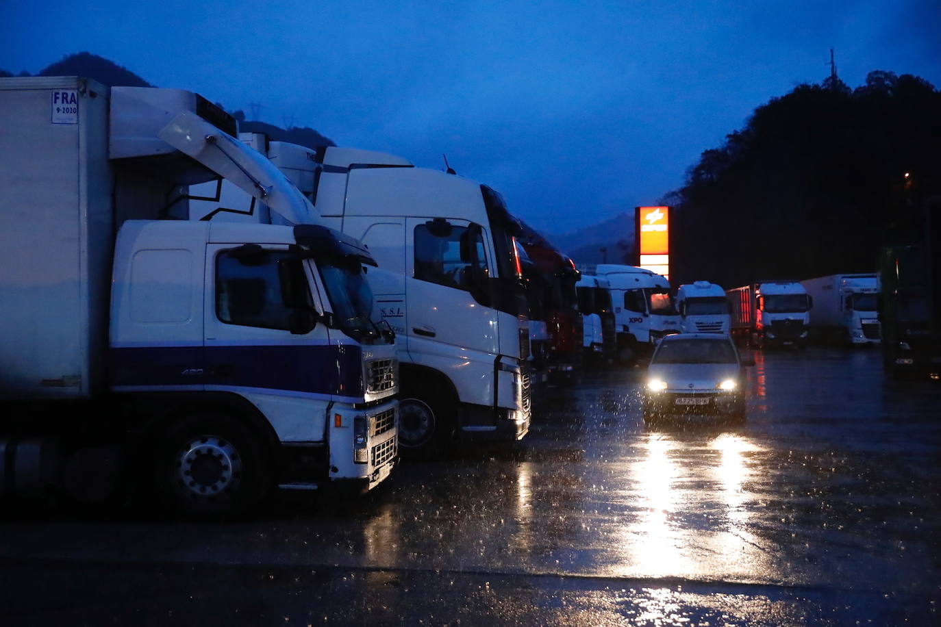 Las intensas nevadas obligaron a cerrar el tráfico en la principal vía de comunicación entre Asturias y la meseta, por lo que muchos camioneros, sin opción tampoco a conducir por Pajares, se quedaron tirados.