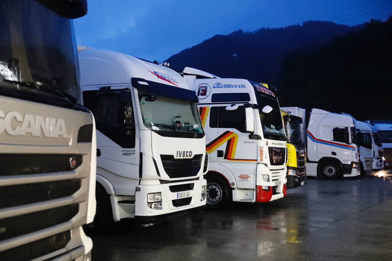 Las intensas nevadas obligaron a cerrar el tráfico en la principal vía de comunicación entre Asturias y la meseta, por lo que muchos camioneros, sin opción tampoco a conducir por Pajares, se quedaron tirados.